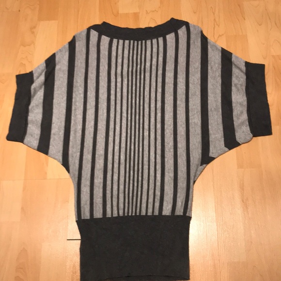 Women’s guess short sleeve striped sweater small - Picture 3 of 3